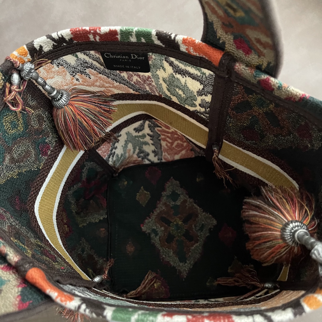 Dior 迪奥 D-BUBBLE 水桶包 16*25*16  多色 Dior Paisley 图案刺绣  采用印尼巴厘岛传统工艺装饰