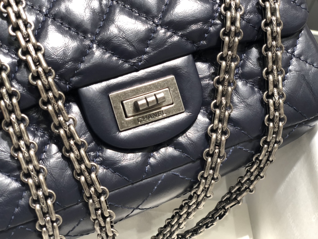香奈儿 Chanel  2.55mini  宝蓝古银  对这种mini的包包都是毫无抵抗力经典百搭