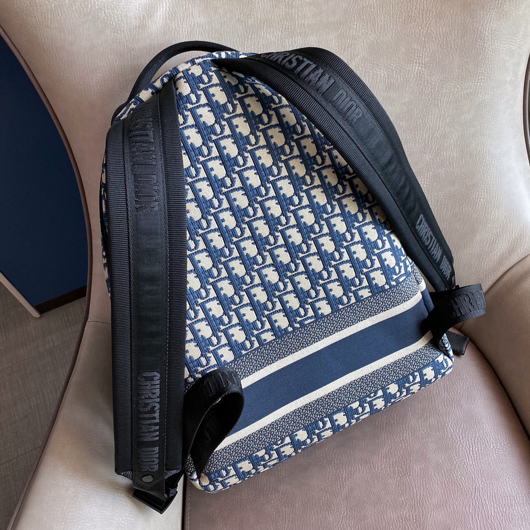 Dior 2021 迪奥 Travel双肩背包35*41*15  巧妙融合标志性细节与 ～时尚而实用的设计～  正面拉链口袋更显休闲