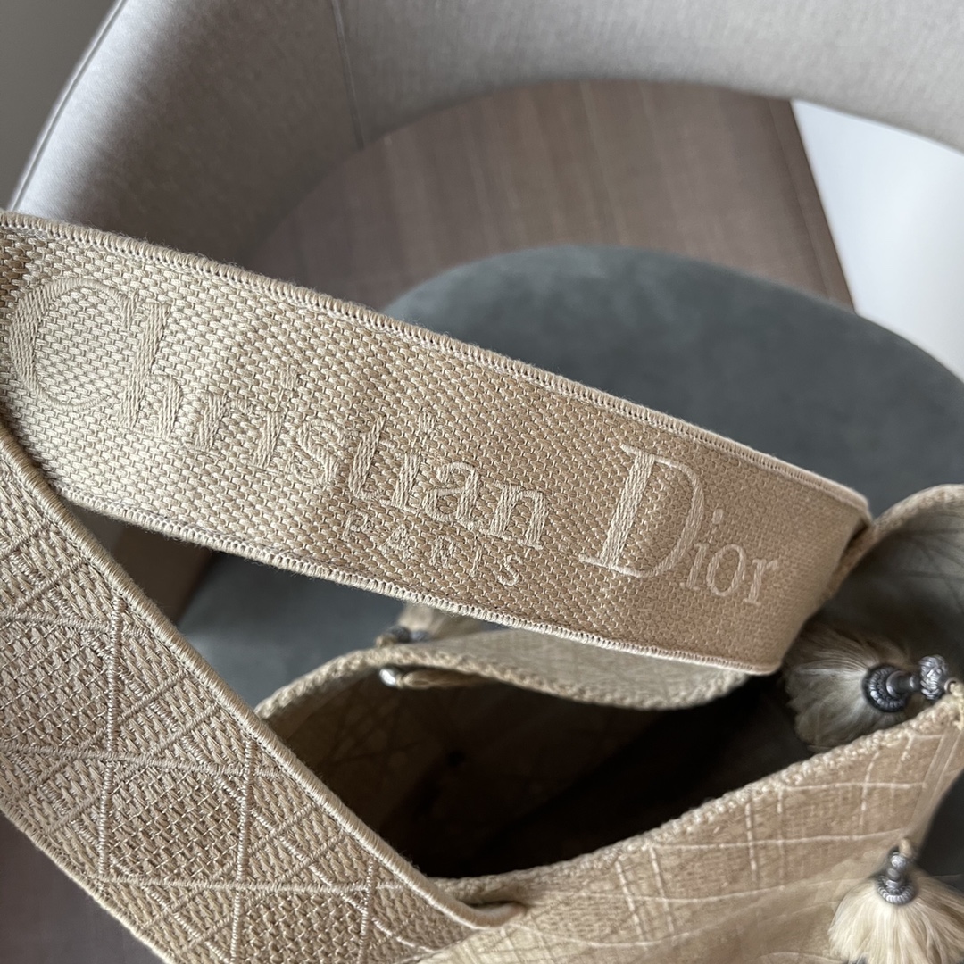 Dior 迪奥D-BUBBLE 水桶包 16*25*16  米色藤格纹刺绣草编效果～  手工绒球装饰，更添灵动～