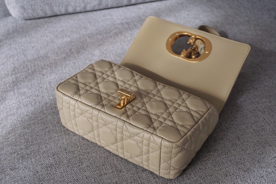 Dior 迪奥 Caro手袋 柔软牛皮 米色 结合典雅气质与现代风范