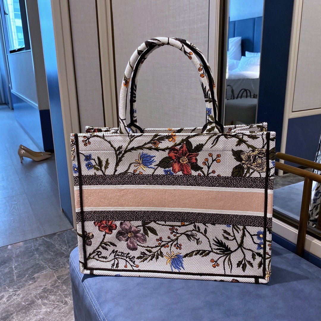 Dior 迪奥 购物袋 BOOK TOTE 购物袋 月季花 36.5cm 精致而高雅的刺绣工艺