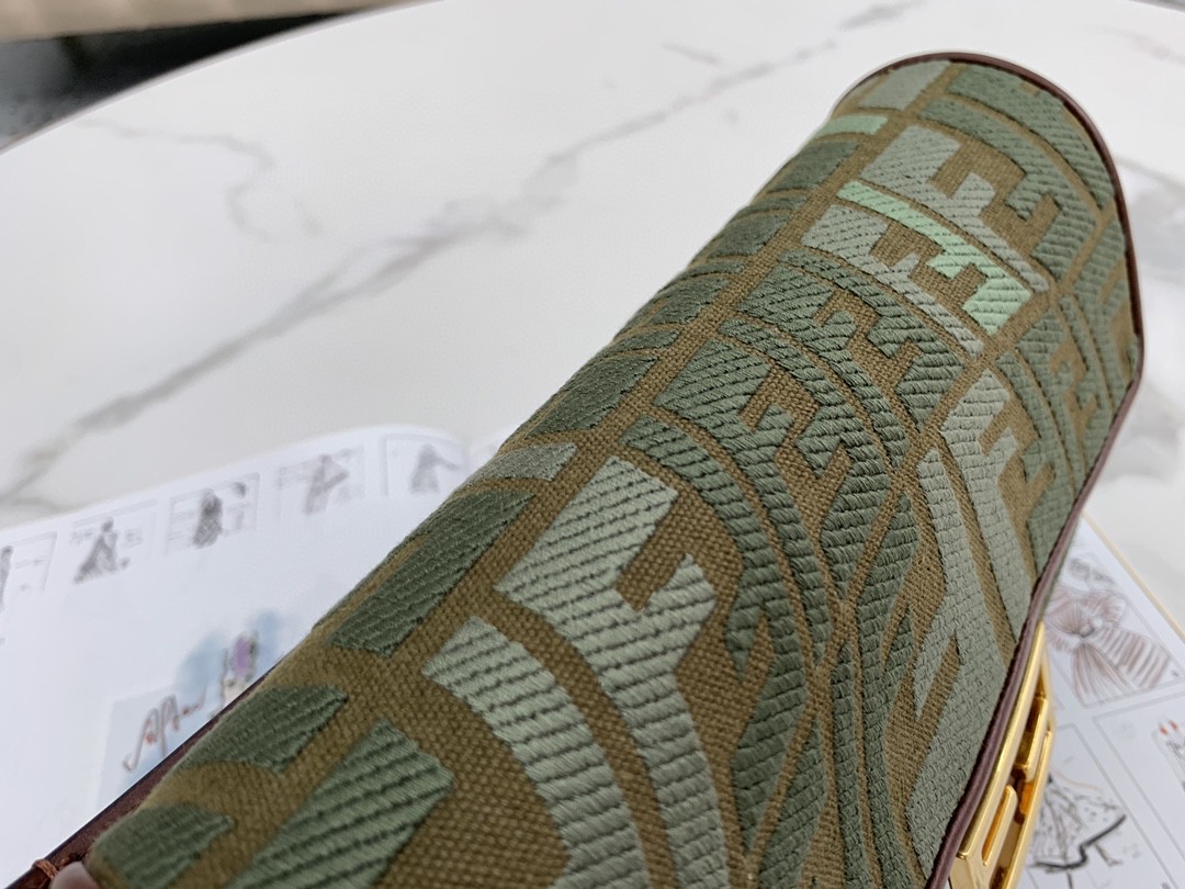 FENDI芬迪 最新 Vertigo 胶囊限量款 最新 Baguette 手袋 深绿色帆布 时髦 26cm