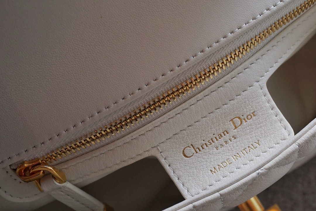 Dior 迪奥Caro 白色以标志性的藤格纹 缉面线打造衔缝细节 材质柔软