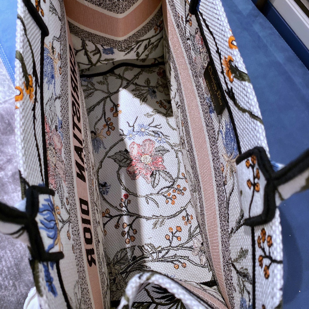 Dior 迪奥 购物袋 BOOK TOTE 购物袋 月季花 36.5cm 精致而高雅的刺绣工艺