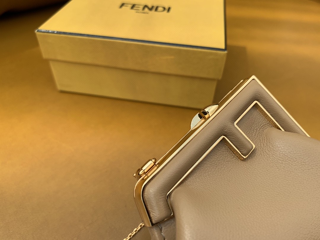 【￥720】 Mini FENDI First 实在是太出彩了！ 因为实在是泰好康 泰有设计感了 - 只能装下可爱的单品！