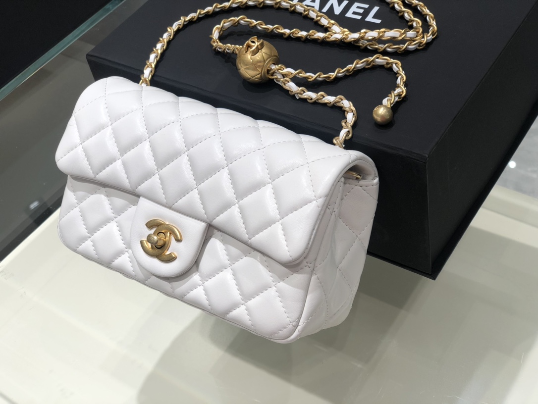 Chanel ｛真品级｝金球 ～大 mini～代购版本进口原厂小羊皮 ～好看又能调节链条长短～24K复古鎏金～尺寸：**