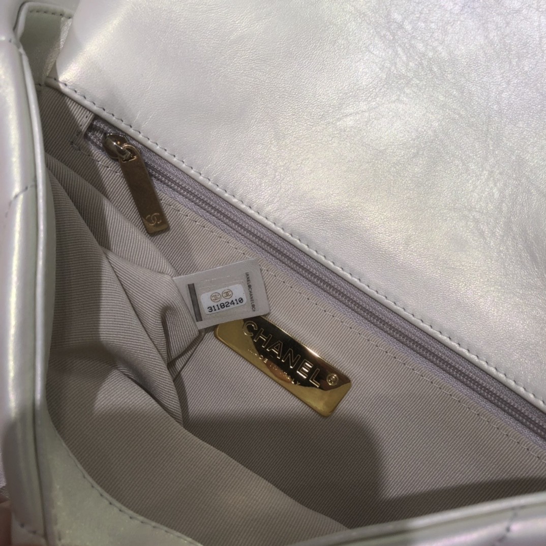 Chanel  19Bag口盖包  进口原厂皮～幻彩白 ～让人心动的颜色26Cm