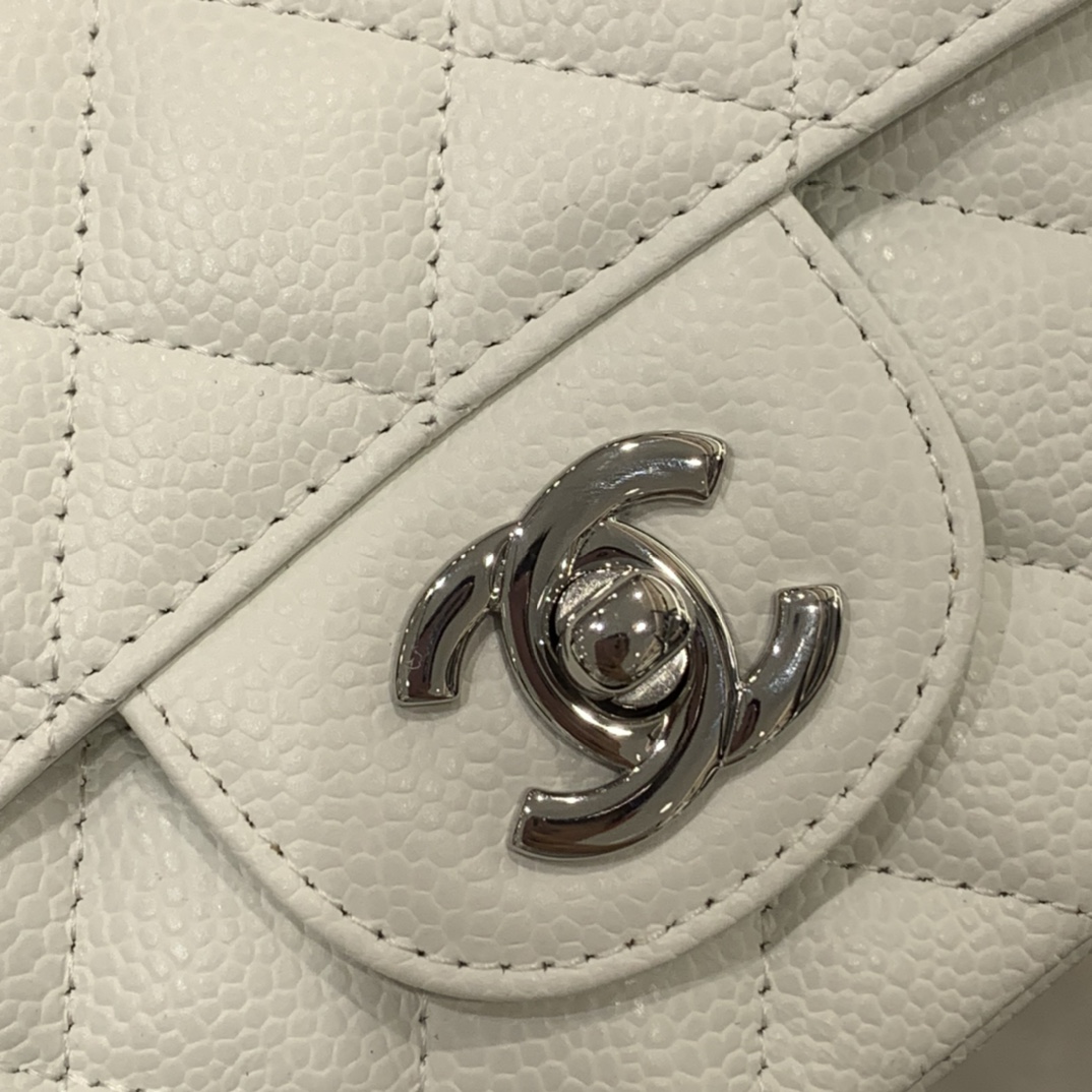 现货  【真品级】Chanel CF 20  【白雪公主系列】  新颜色 纯白色+亮银扣  法国原厂Haas球纹鱼子酱牛皮 20cm