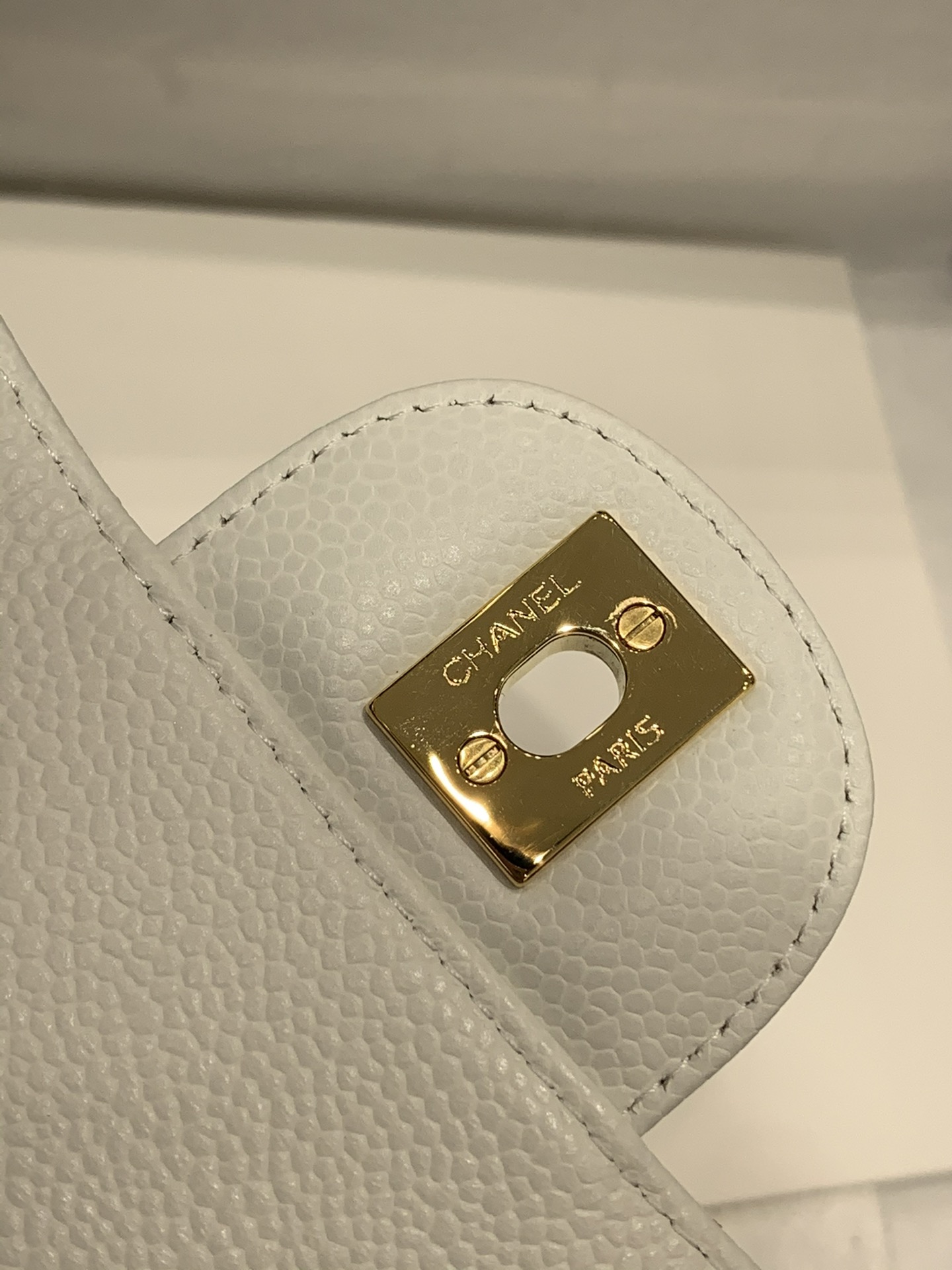 现货  【真品级】Chanel CF 20  【白雪公主系列】  新颜色 纯白色+亮金扣  法国原厂Haas球纹鱼子酱牛皮 20cm