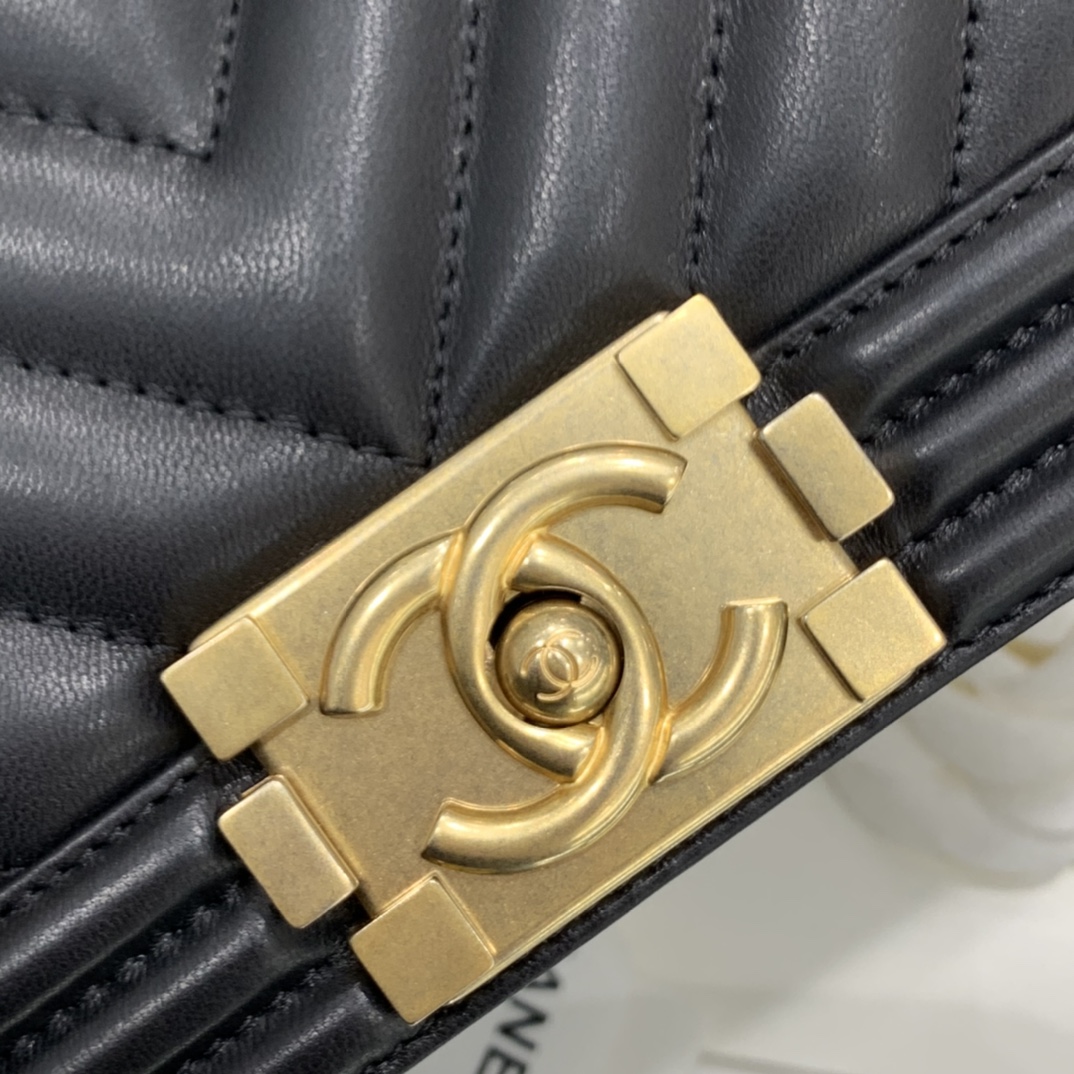 Chanel Leboy 【真品级】原厂bodin joyeux 羔羊皮   图为 20cm   黑色～v纹～砂金
