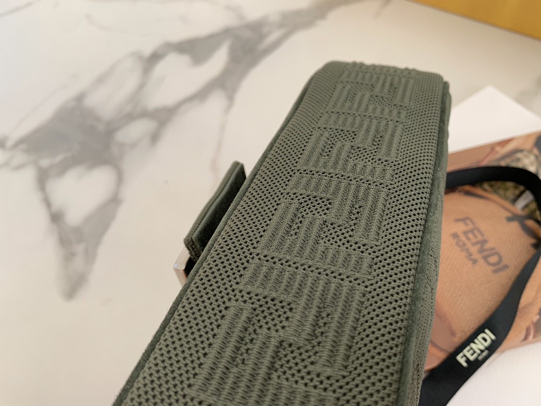 现货出 Lconic Baguette 最新系列 翻盖设计 3D纹理F图案  可斜跨或手拎 24cm