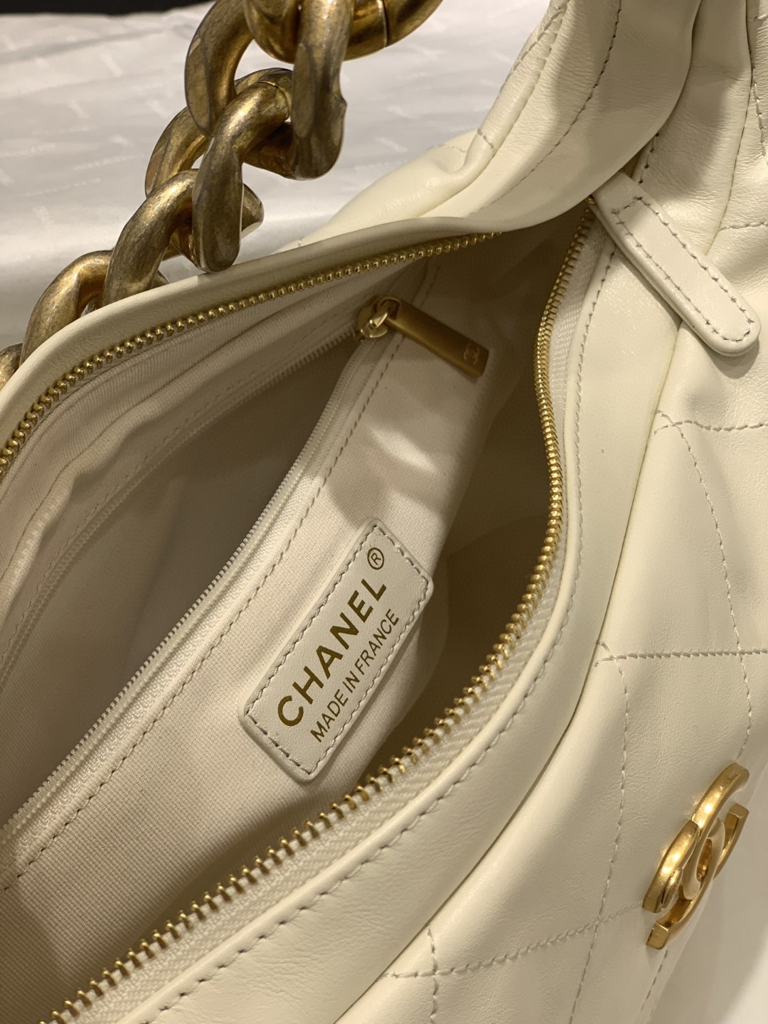 Chanel 2022cc 早春度假系列 嬉皮包/hobo腋下包 原厂小牛皮 28x17x9cm