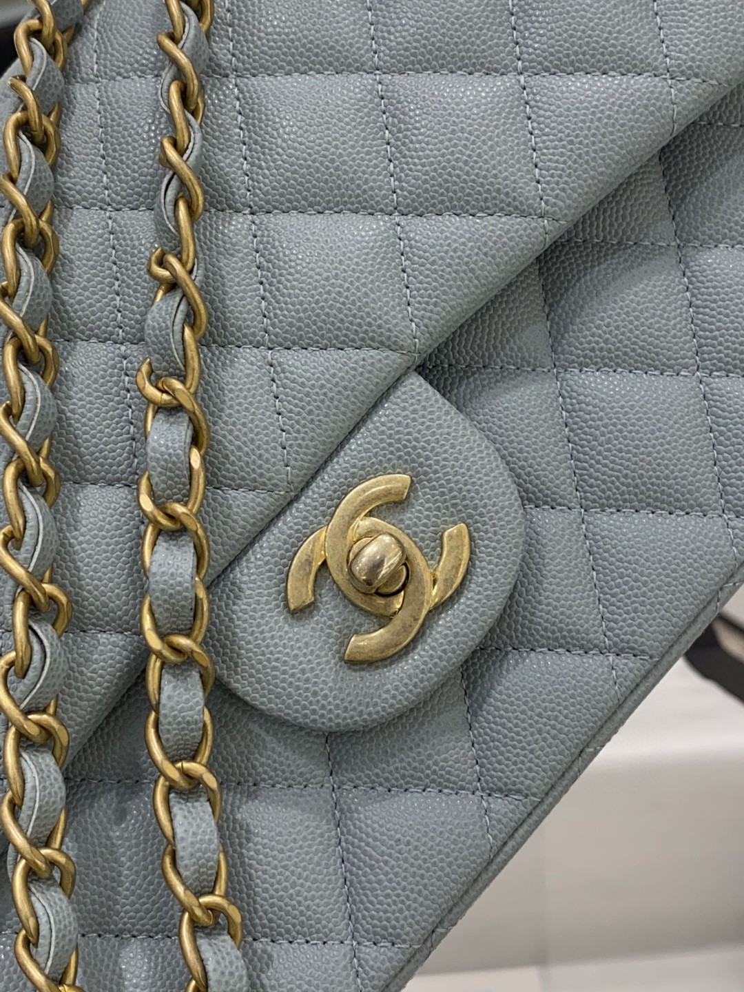 香奈儿现货【真品级】Chanel 25  新颜色 ️灰蓝色+砂金扣  法国原厂Haas球纹鱼子酱牛皮 原厂皮～️～数量不多