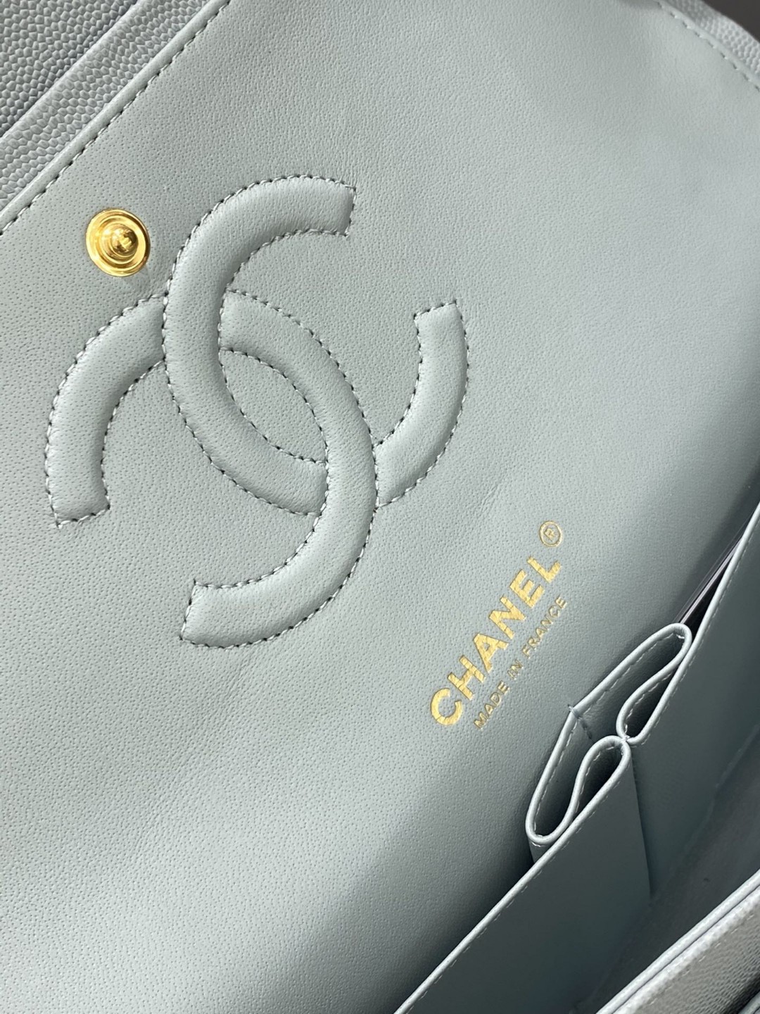 香奈儿现货【真品级】Chanel 25  新颜色 ️灰蓝色+砂金扣  法国原厂Haas球纹鱼子酱牛皮 原厂皮～️～数量不多
