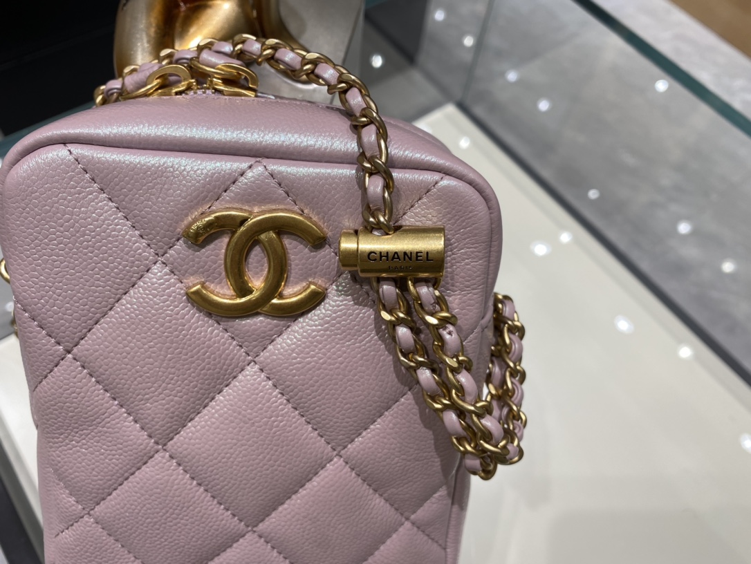 ｛真品级｝Chanel  子弹壳竖版相机包粉色 ～经典的菱格荔枝纹牛皮～粉色 复古沙金 16*12*6cm