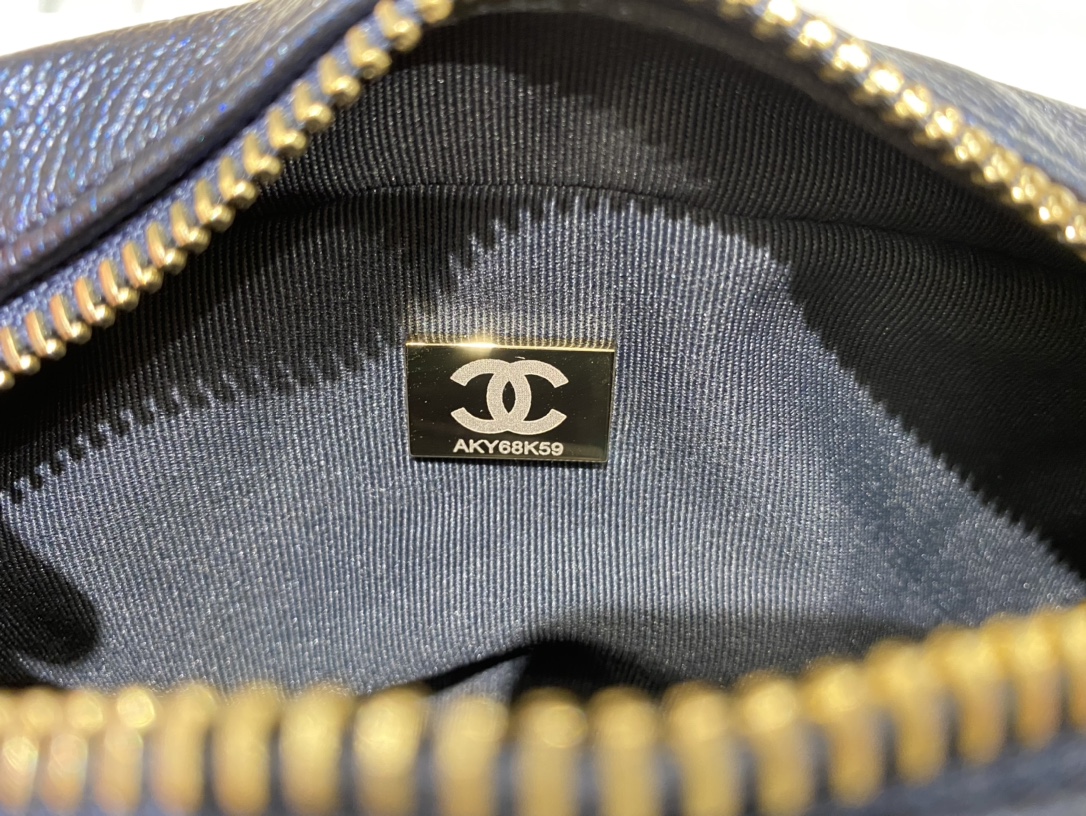 ｛真品级｝Chanel  子弹壳横款相机包～黑蓝色 原厂荔枝纹牛皮 搭配复古沙金 ～必入款～尺寸：14×18×7m