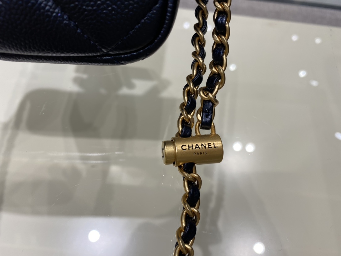 ｛真品级｝Chanel  子弹壳横款相机包～黑蓝色 原厂荔枝纹牛皮 搭配复古沙金 ～必入款～尺寸：14×18×7m