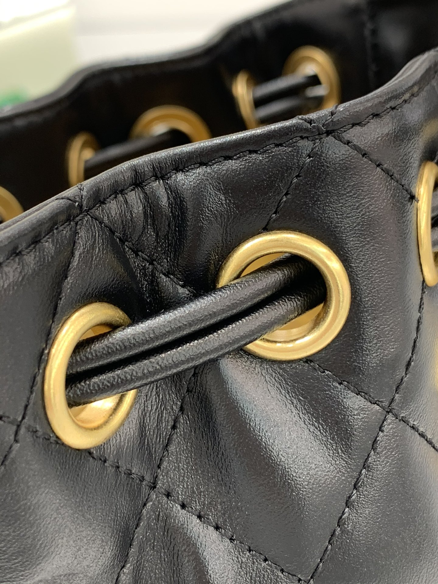 Chanel 2021秋冬新款复古抽绳水桶包 带芯片  光面牛皮搭配复古五金 雕花五金非常精致  两大金环设计 雕花扣 19x15x12.5cm
