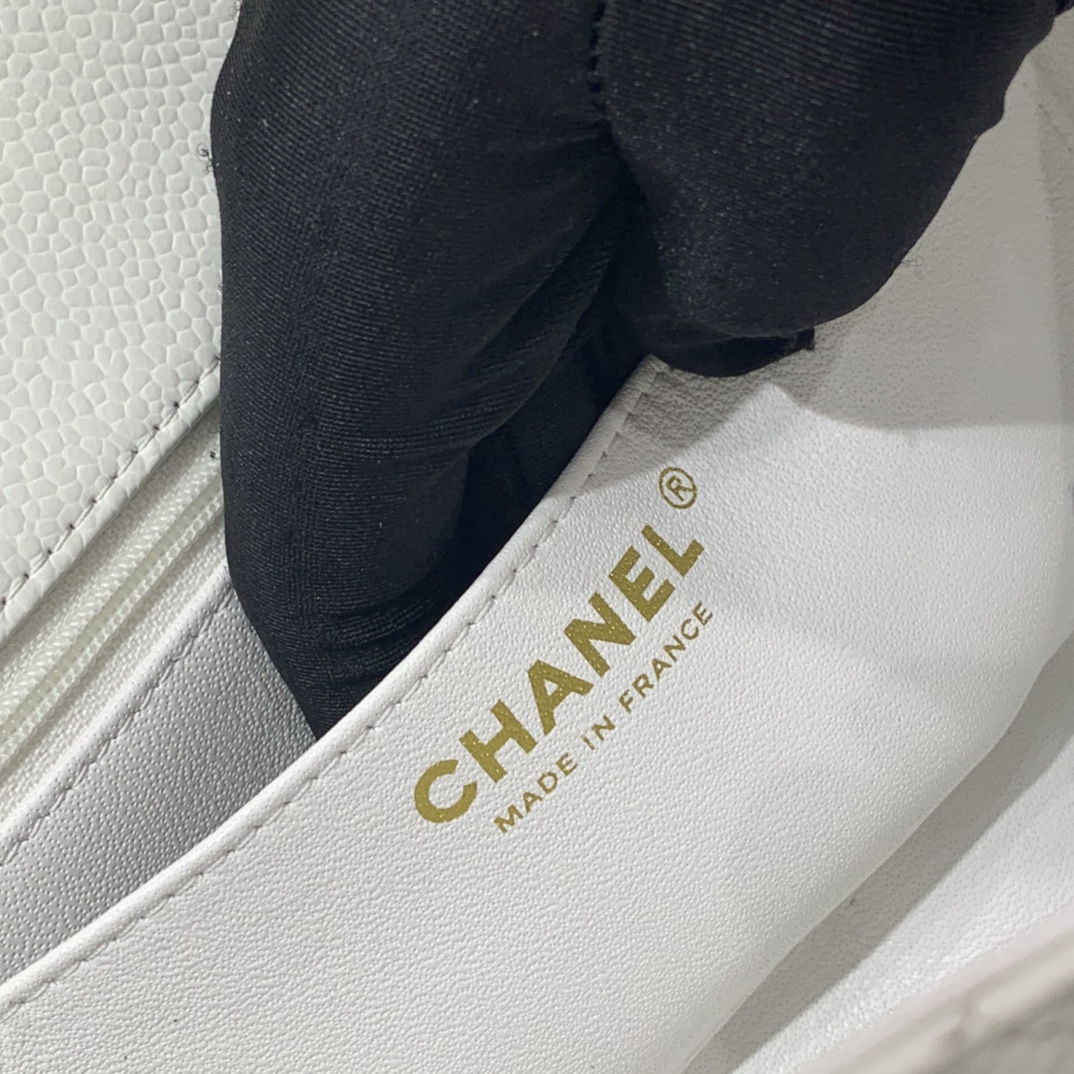 现货  【真品级】Chanel CF 20  【白雪公主系列】  新颜色 纯白色+亮金扣  法国原厂Haas球纹鱼子酱牛皮 20cm