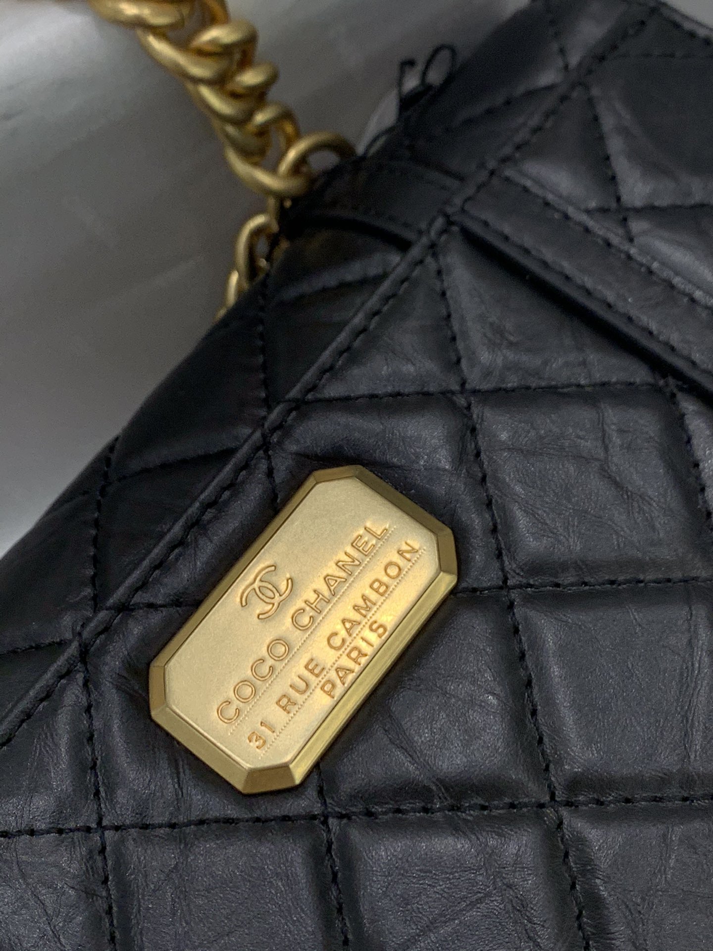 Chanel 2021秋季新款复古邮差包 皮质是和2.55一样做旧处理的小牛皮，比较耐磨 小号18×4.5×14cm 大号17×25×8cm