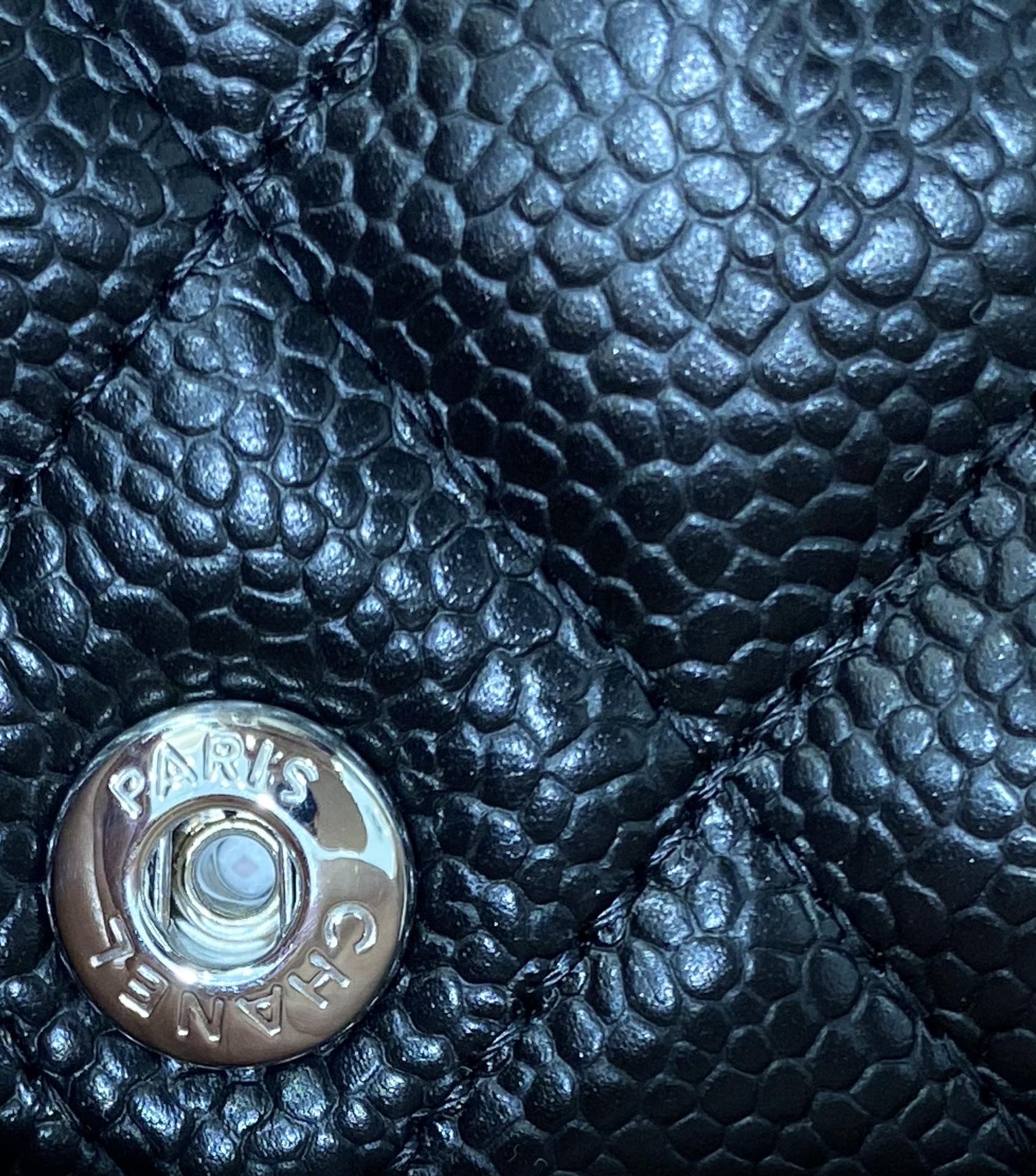 现货现货  【真品级】Chanel   黑色银扣  法国原厂Hass球纹鱼子酱牛皮 23cm  ～原厂皮～～数量不多～