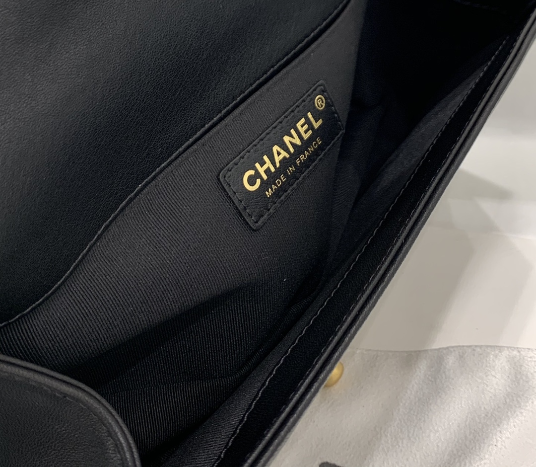 Chanel Leboy 25 【平纹小牛皮系列】  【真品级】黑色 V形款砂金扣  法国原厂小牛皮  比小羊皮更耐磨