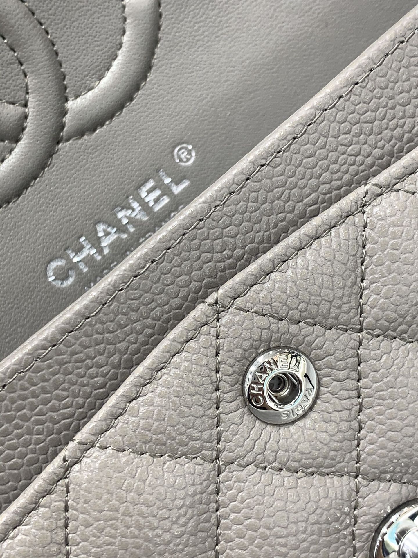 升级版带芯片【真品级】Chanel CF 23cm  新颜色大象灰+银扣  法国原厂Hass球纹鱼子酱牛皮 23cm  ～原厂皮～