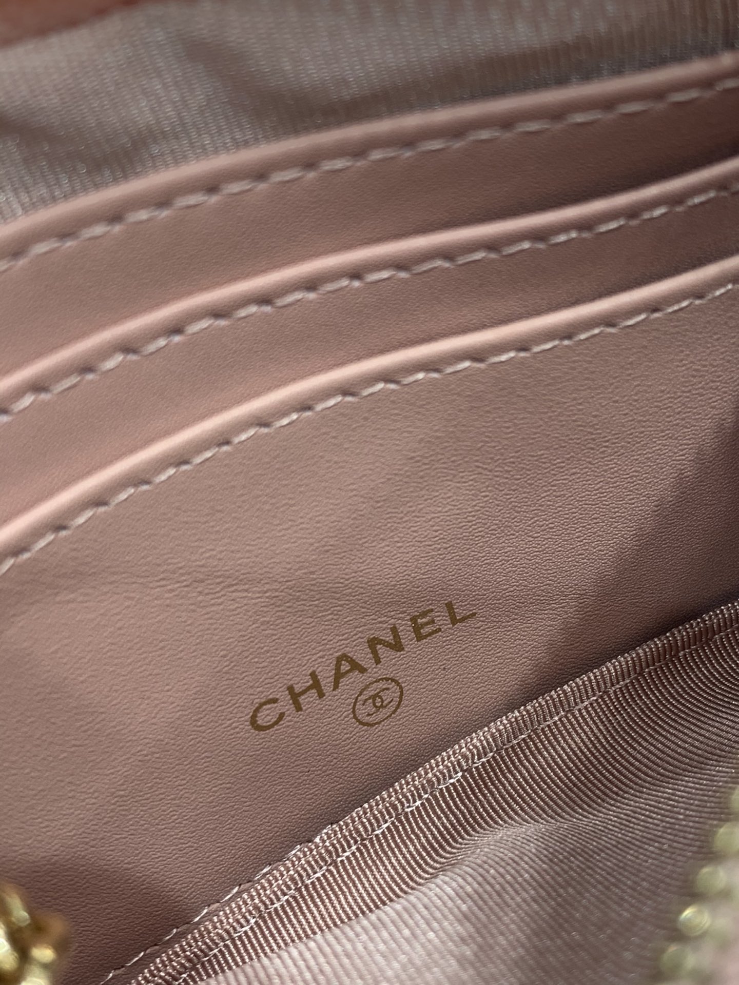 Chanel→零钱包 拉牌是双C标志性logo 高品质 粉色鱼子酱牛皮～金扣