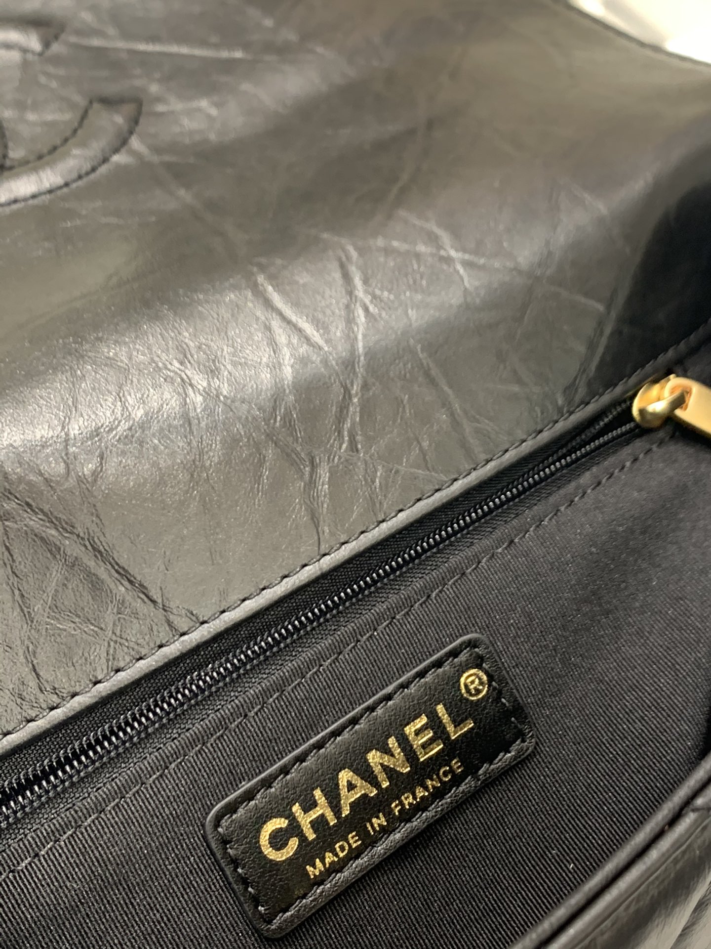 Chanel 2021秋季新款复古邮差包 皮质是和2.55一样做旧处理的小牛皮，比较耐磨 小号18×4.5×14cm 大号17×25×8cm