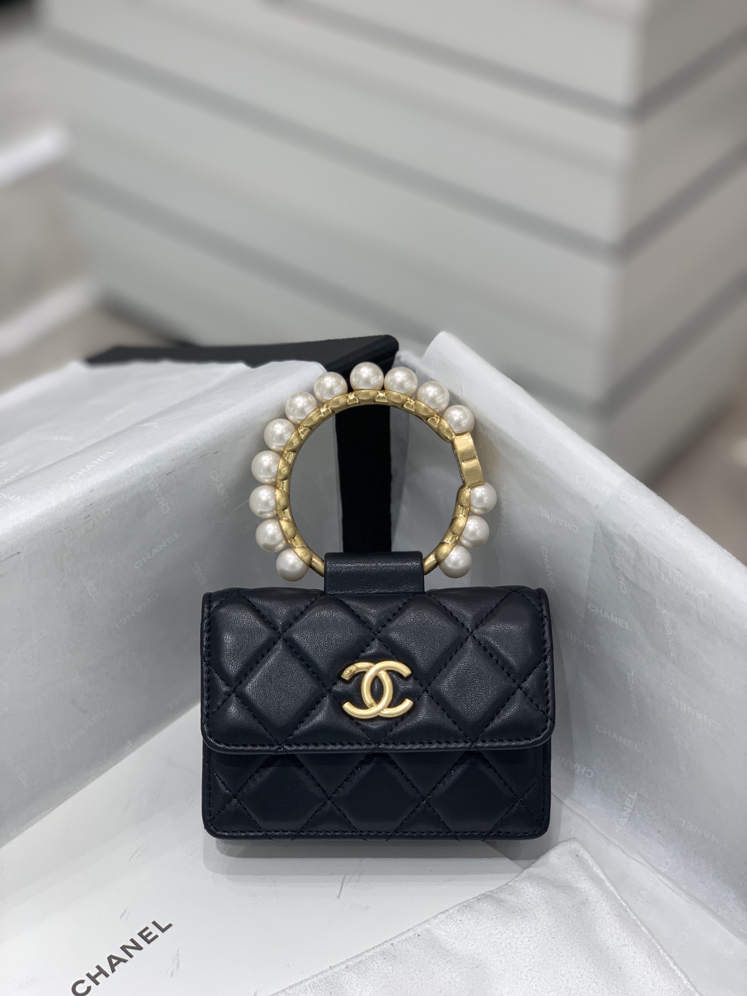 Chanel早秋高级手工坊系列  mini珍珠手柄包/卡包 黑色配珍珠 很有奥黛丽赫本feel 12×8×4cm