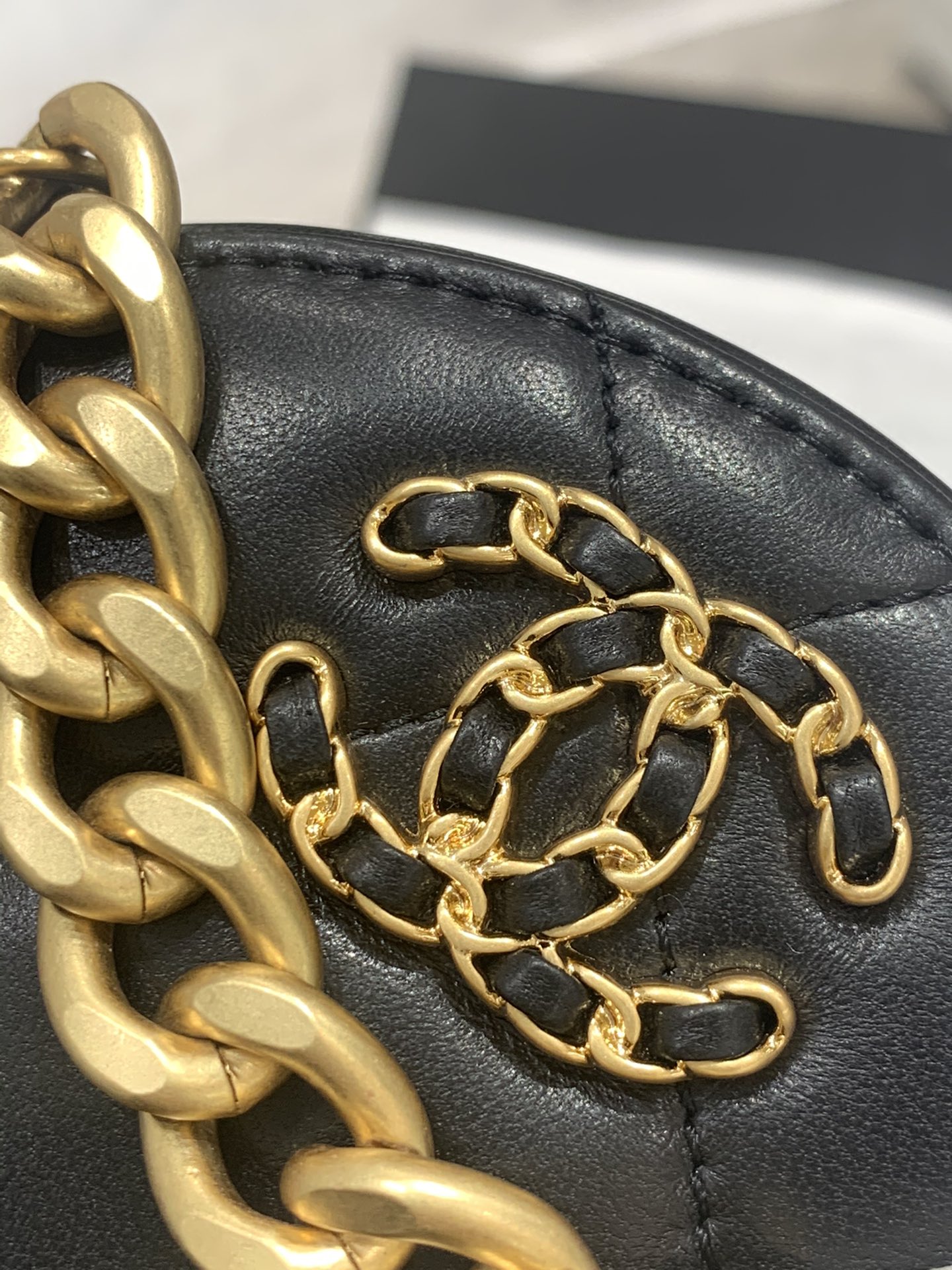 Chanel 19系列 链条晚宴包 圆饼包 黑色 尺寸：12*12*4.5cm 皮料：开料部ZP羊皮