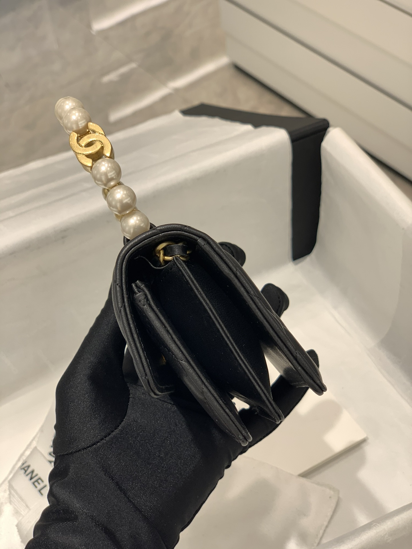 Chanel早秋高级手工坊系列  mini珍珠手柄包/卡包 黑色配珍珠 很有奥黛丽赫本feel 12×8×4cm