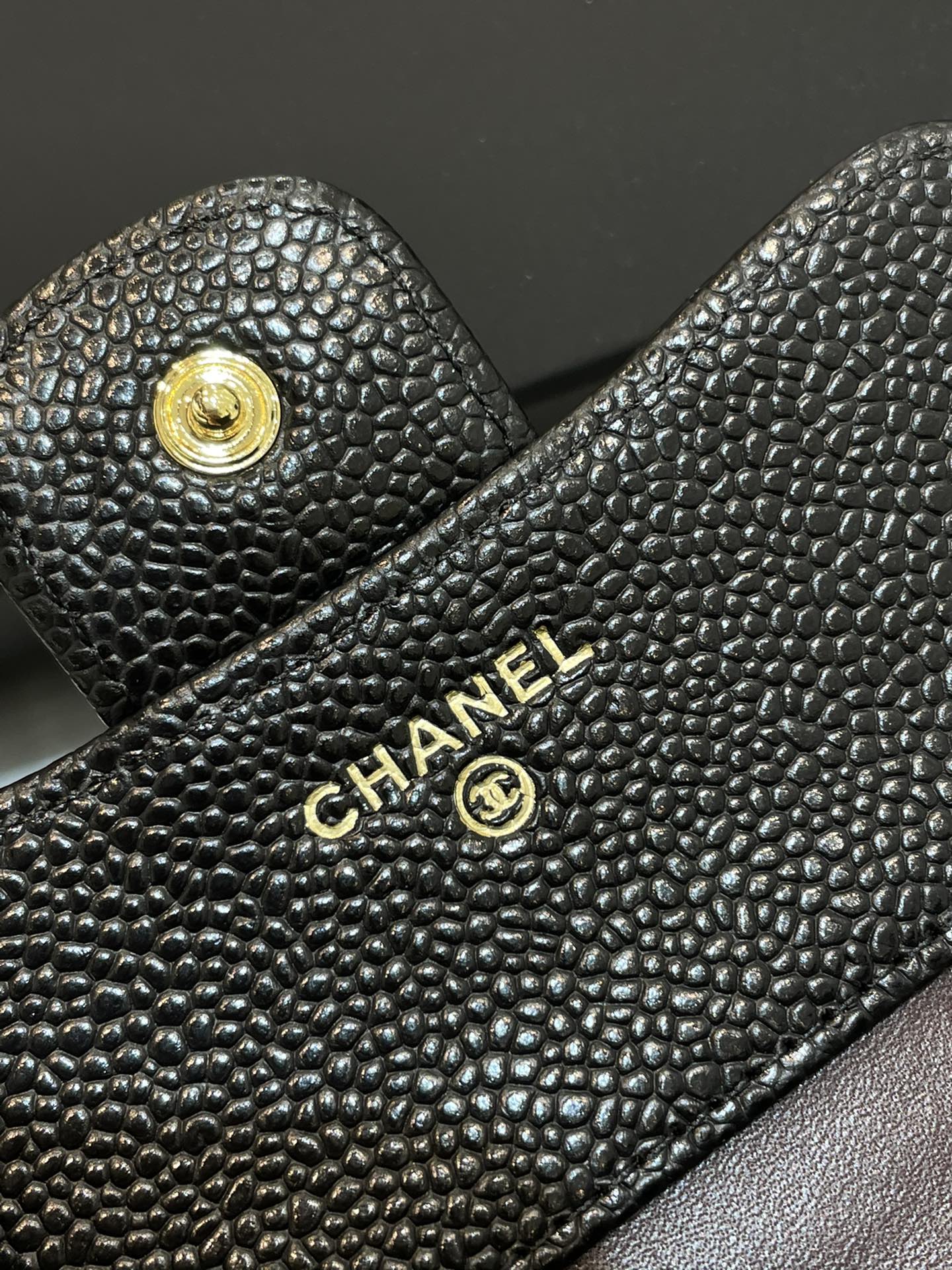 Chanel→经典爆款三折钱夹 经典菱格纹设计 里外全皮 黑色荔枝皮牛皮（暗红色内里） 金扣 10.5-11.5-3cm