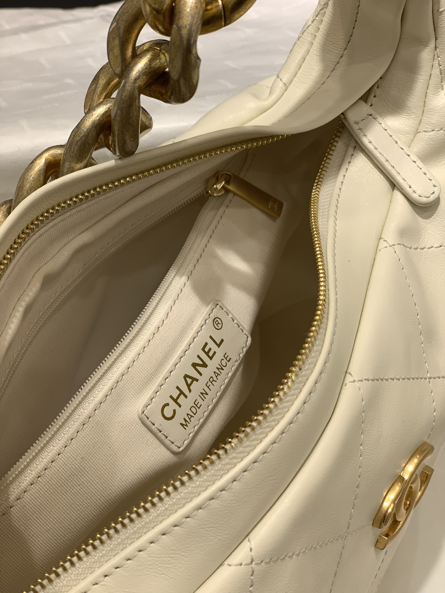 Chanel 2022cc 早春度假系列  嬉皮包/hobo腋下包 ️隐藏包王 原厂小牛皮，手感超柔软超舒服