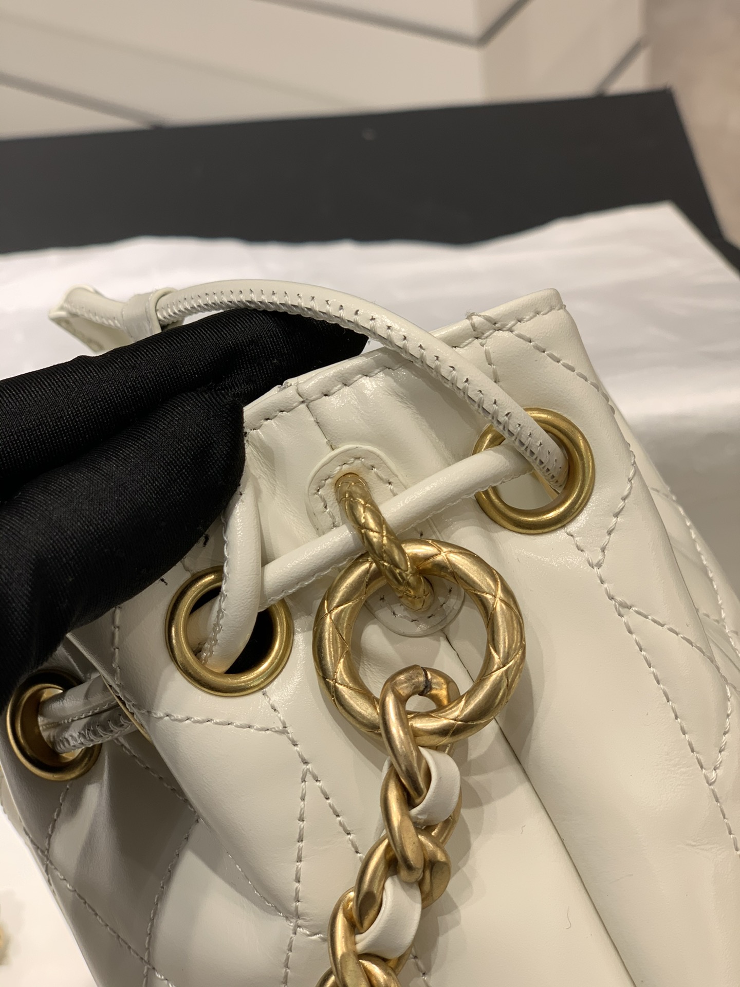 Chanel 秋冬新款复古抽绳水桶包 带芯片 光面牛皮搭配复古五金 雕花五金非常精致 两大金环设计 搭配雕花扣 特别好看 尺寸:19x15x12.5cm-广州尚美皮具_原单包包工厂货源 Chanel 秋冬新款复古抽绳水桶包 带芯片 光面牛皮搭配复古五金 雕花五金非常精致 两大金环设计 搭配雕花扣 特别好看 尺寸:19x15x12.5cm