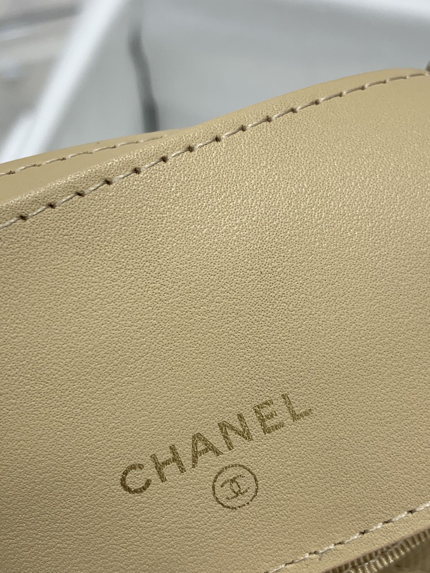 Chanel→零钱包 拉牌是双C标志性logo 一个小圆球 全套包装！尺寸14-11-1 杏色鱼子酱牛皮～金扣