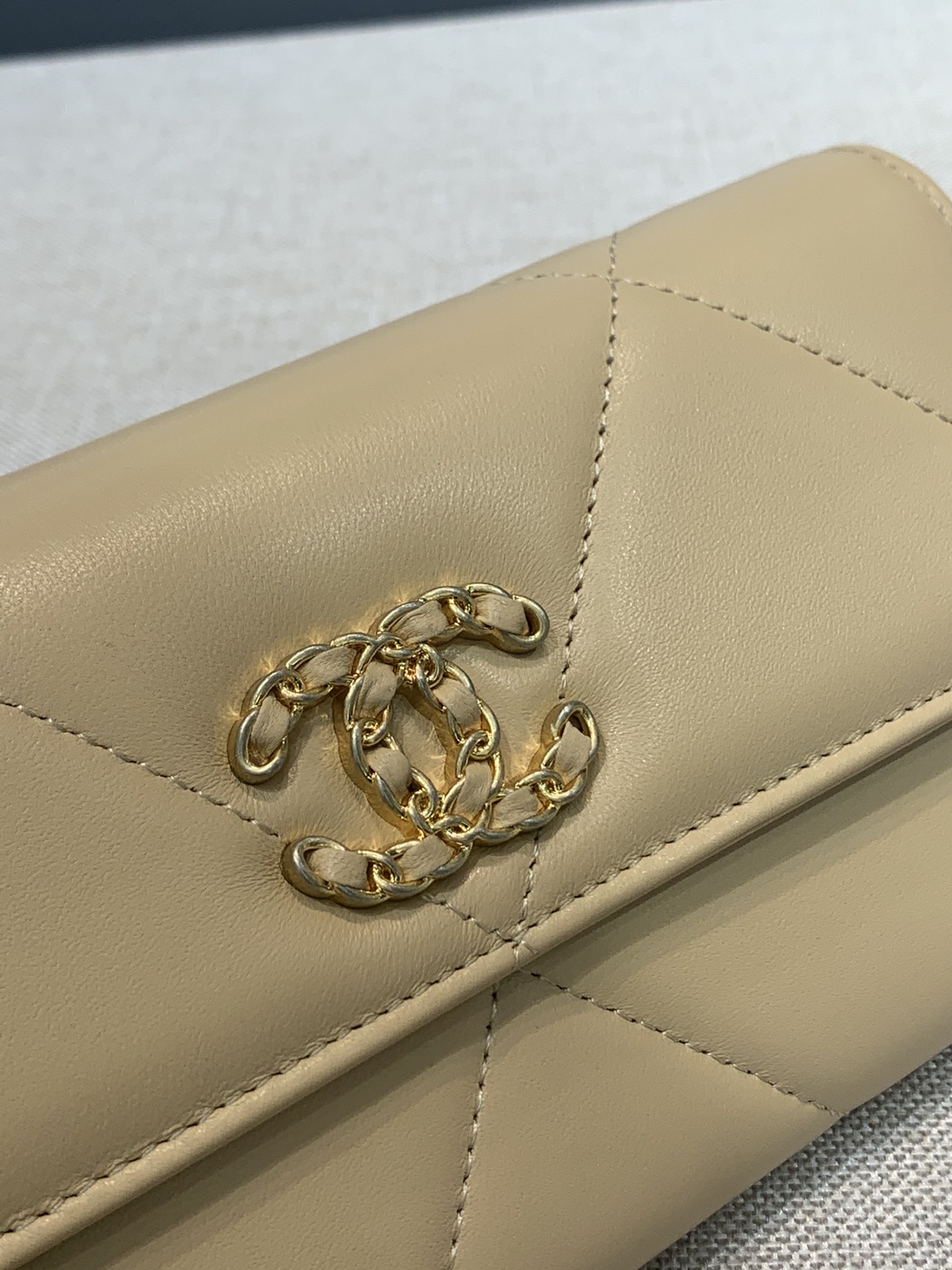 Chanel 19系列 长款钱夹【翻盖款】  高品质  19系列标志性大菱格设计 皮穿链大双C
