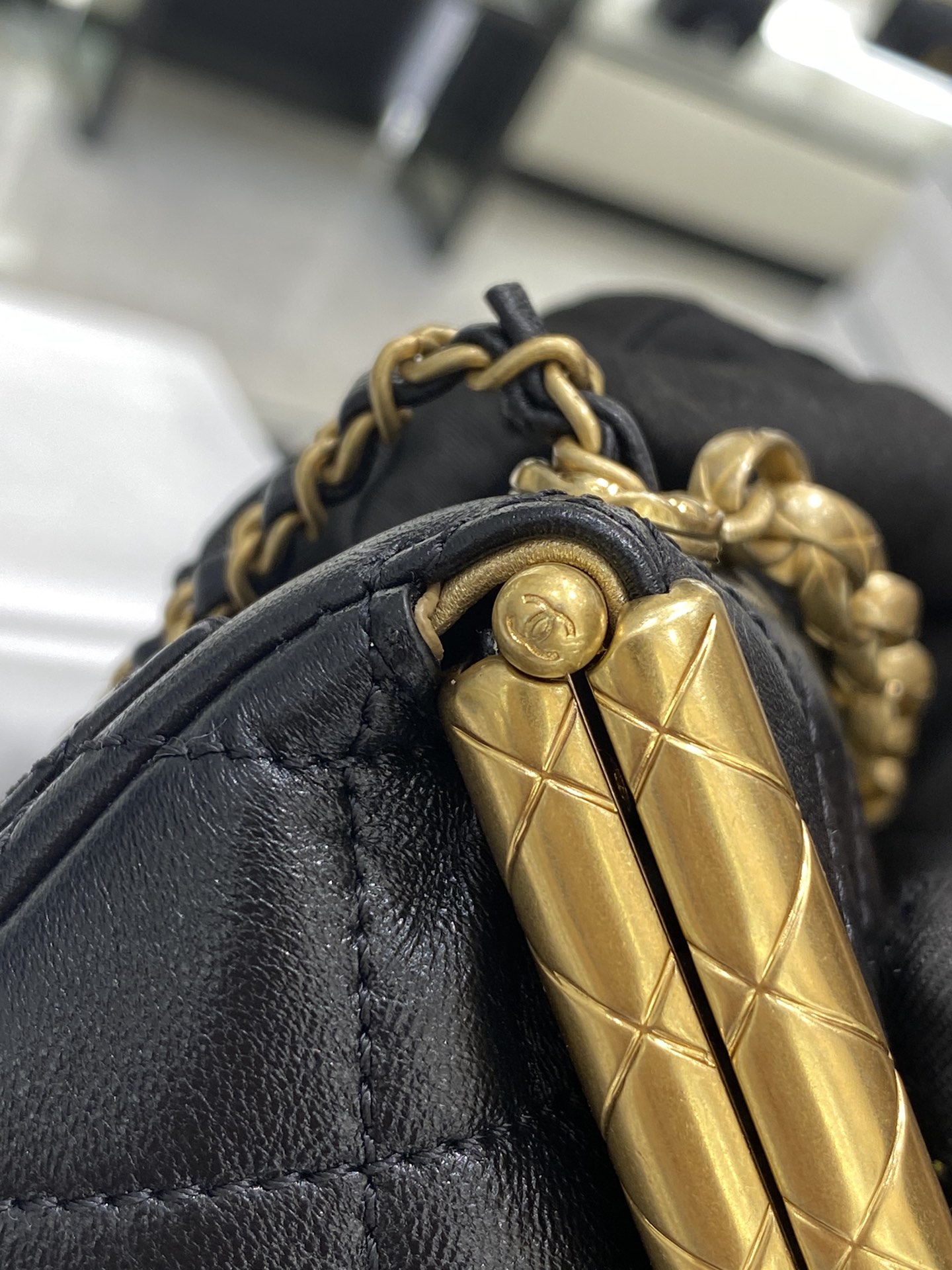 早秋高级系列 →kiss lock bag 小号 搭扣包 黑金 皮质：小羊皮 内里土豪金 尺寸：11/14/7