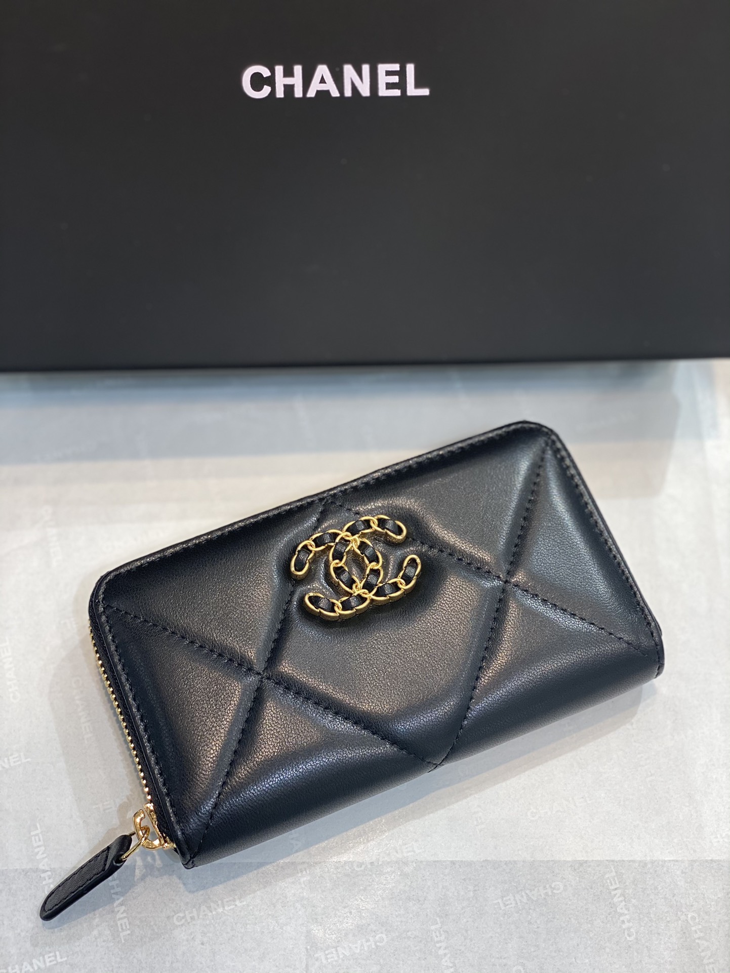 Chanel 19系列零钱包/小手包 全新设计  大菱格 大双c编织logo 小羊皮 款式时尚大方  尺寸9×15.5×2cm