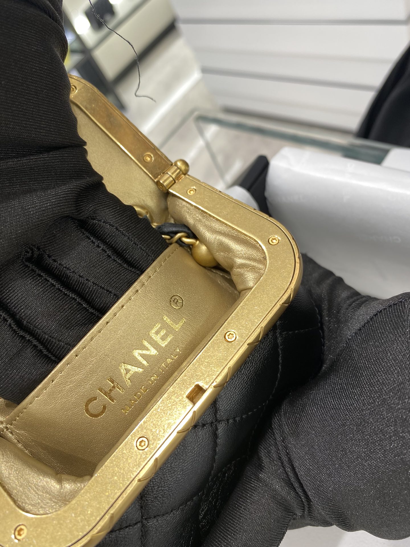 早秋高级系列 →kiss lock bag 小号 搭扣包 黑金 皮质：小羊皮 内里土豪金 尺寸：11/14/7