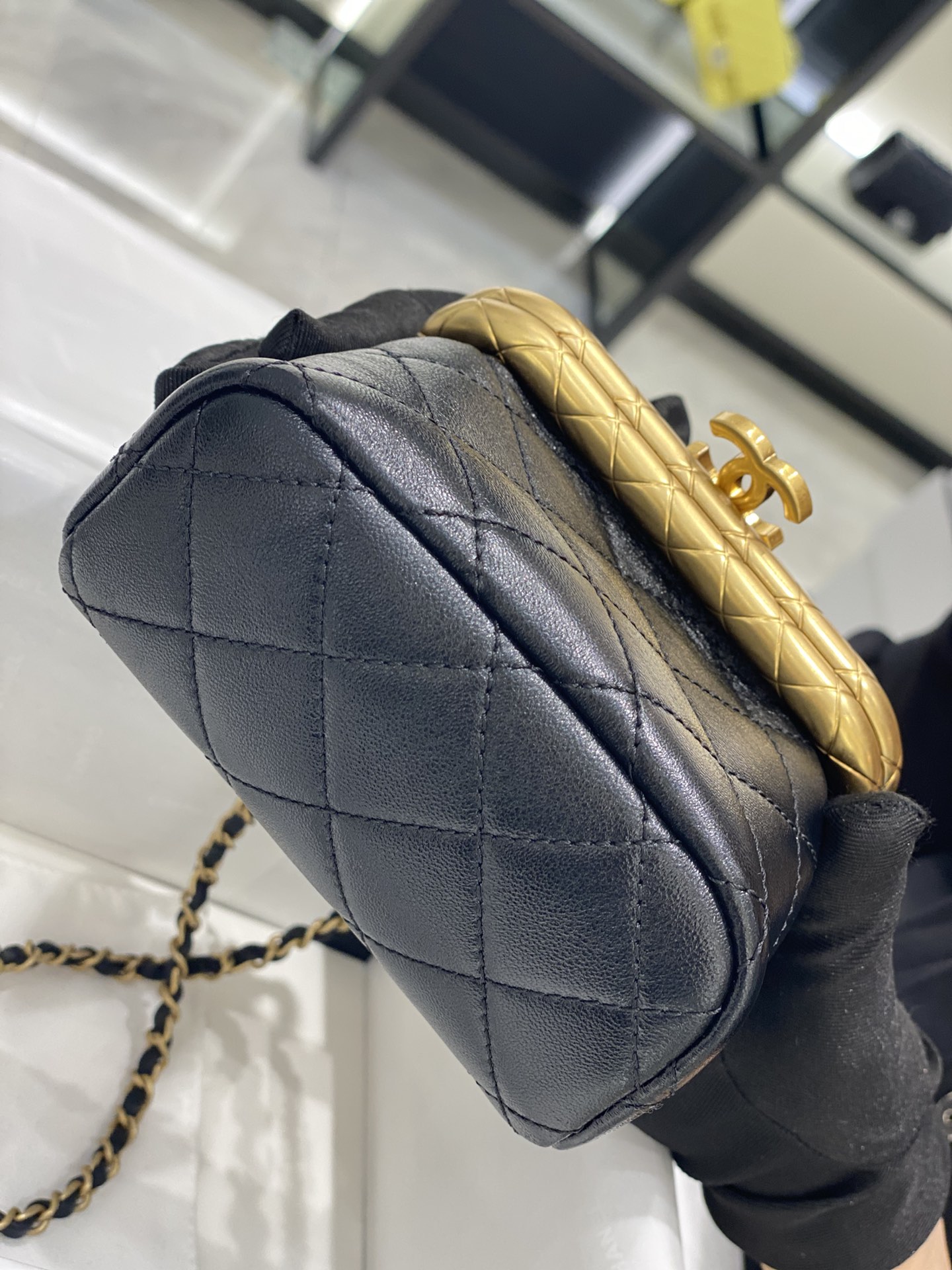 早秋高级系列 →kiss lock bag 小号 搭扣包 黑金 皮质：小羊皮 内里土豪金 尺寸：11/14/7