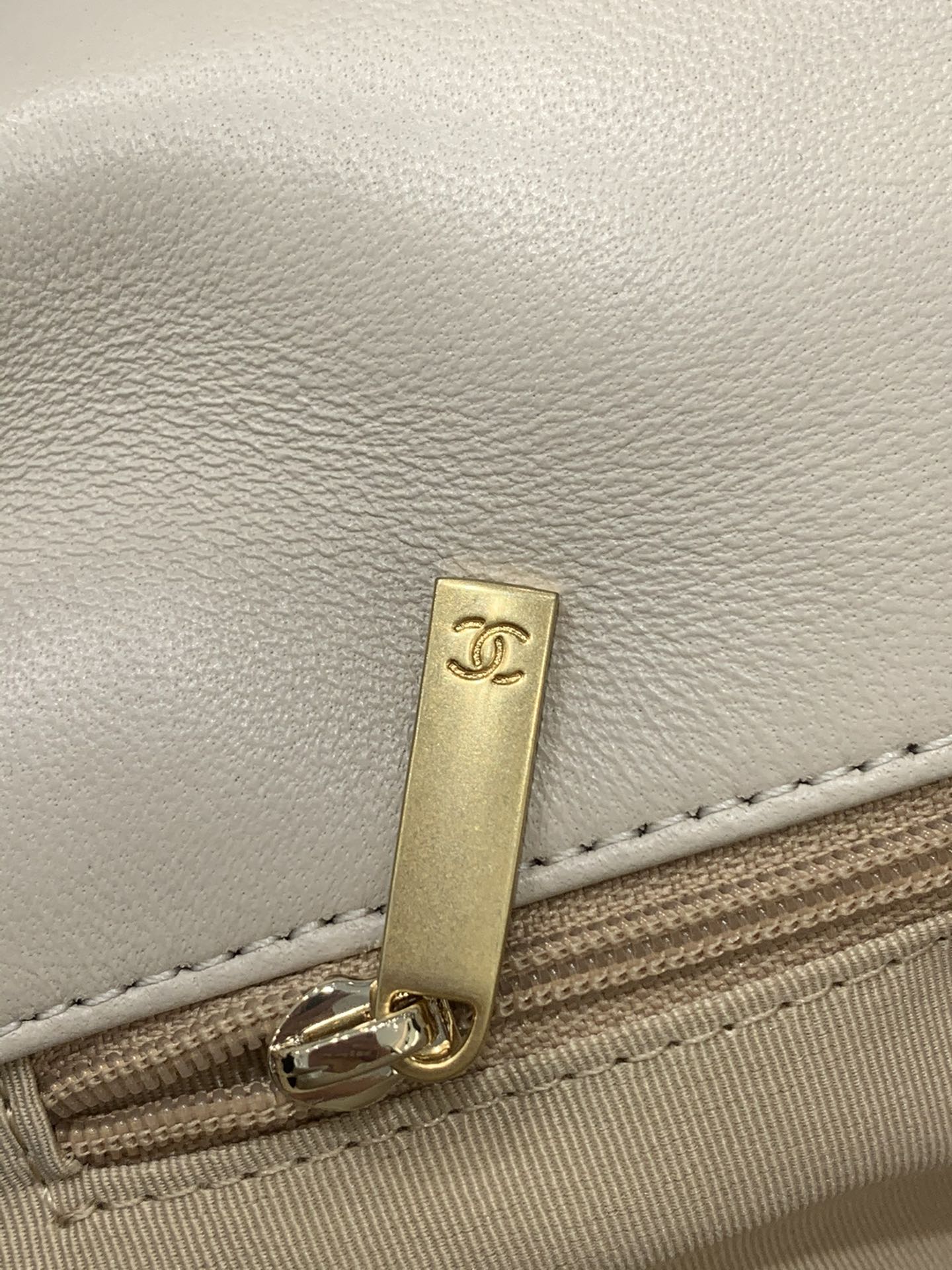 Chanel手袋 19系列 口盖包 中号 米白色 正品皮 中号尺寸：20x30x10cm