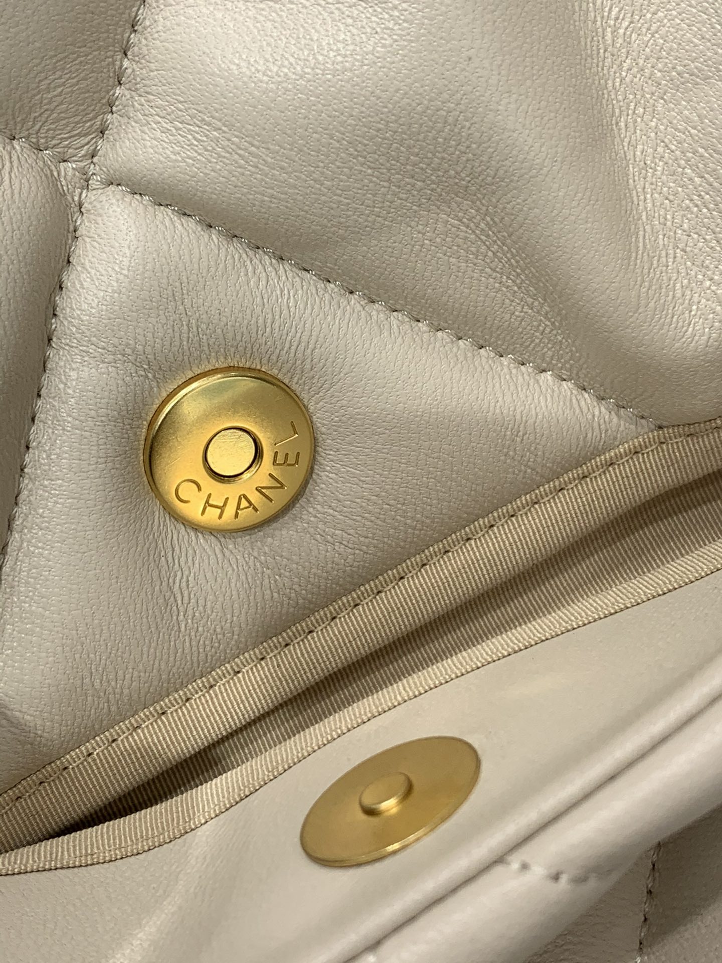 Chanel手袋 19系列 口盖包 中号 米白色 正品皮 中号尺寸：20x30x10cm