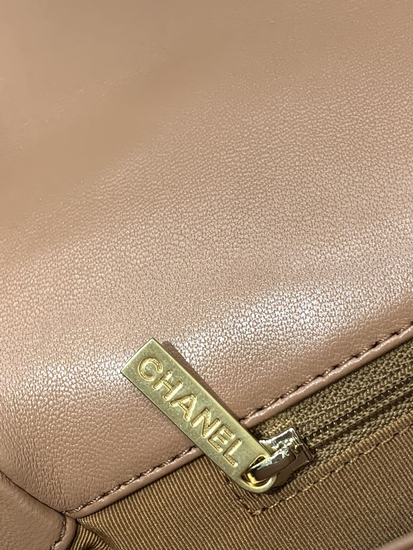 Chanel香奈儿手袋 口盖包 小号 焦糖色 小号尺寸：16x26x9cm 轻盈绵柔质感羊皮 大菱格设计元素