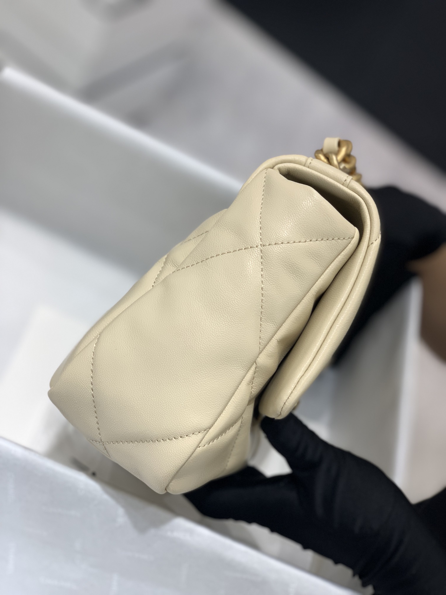 Chanel香奈儿手袋 口盖包 小号 杏色 小号尺寸：16x26x9cm 轻盈绵柔质感羊皮 大菱格设计元素