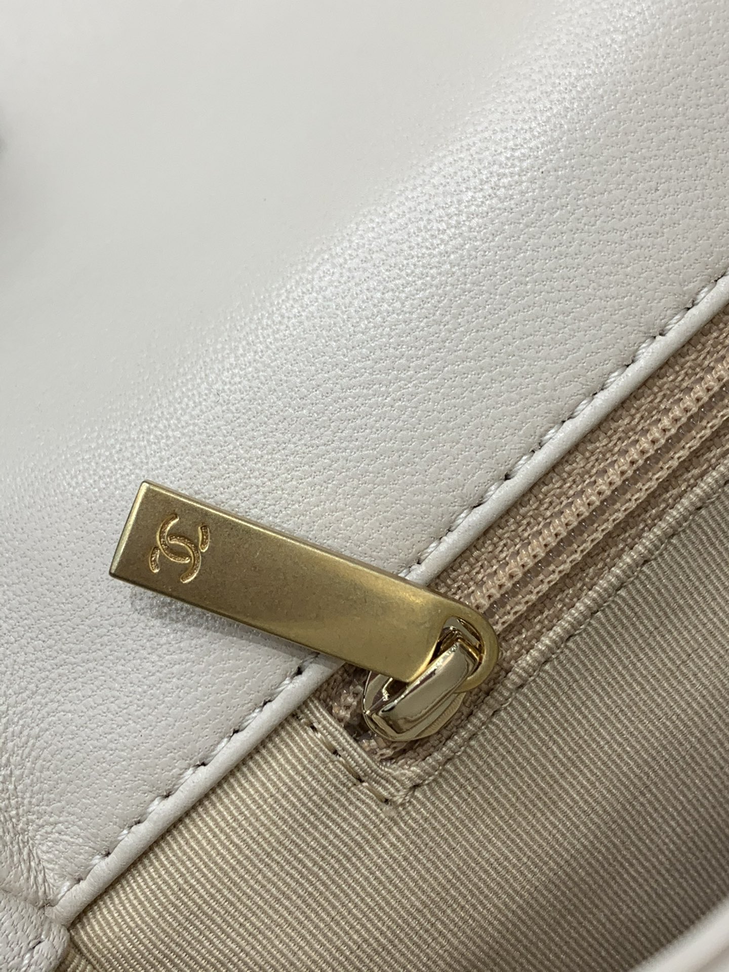 Chanel香奈儿手袋 口盖包 小号 奶昔白 小号尺寸：16x26x9cm 轻盈绵柔质感羊皮 大菱格设计元素
