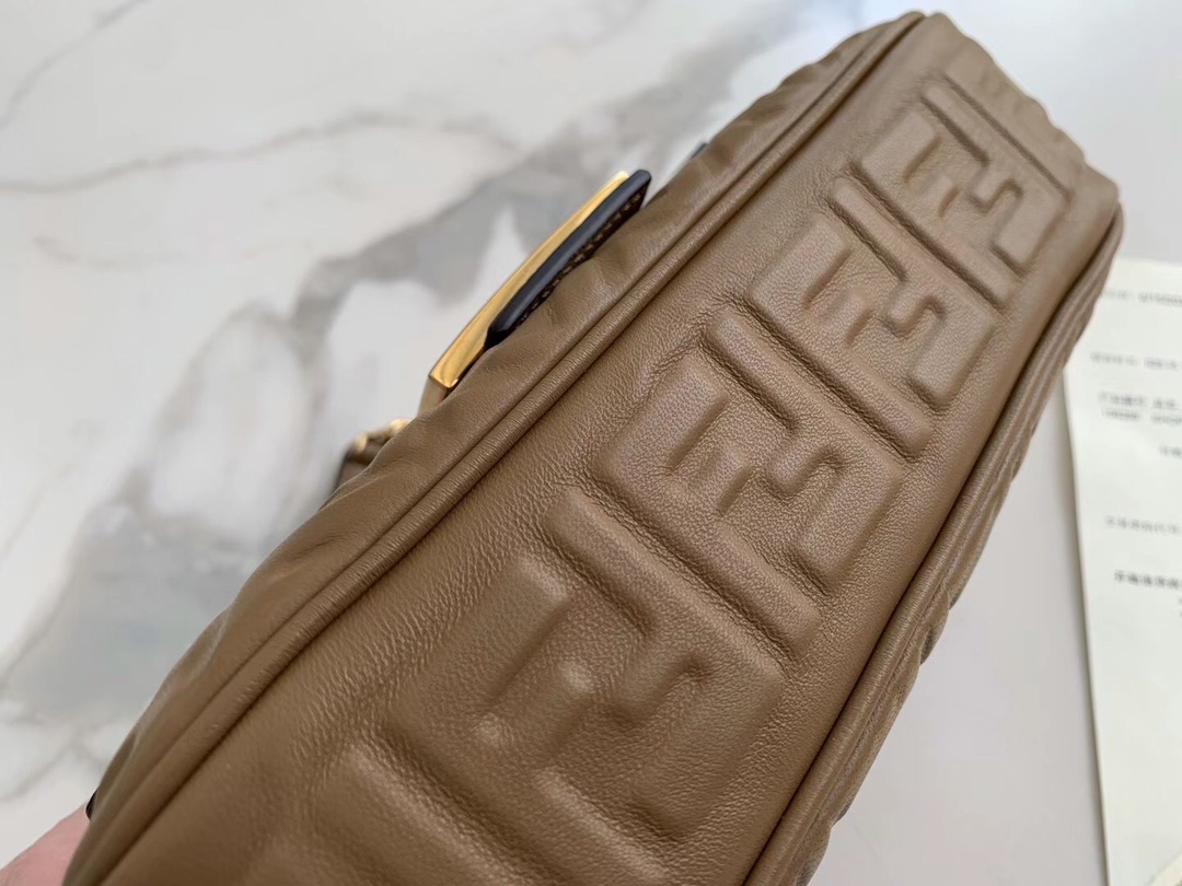 【￥1580】现货 Baguette 最经典的包款 26cm 标志性的FF 手袋采用翻盖设计