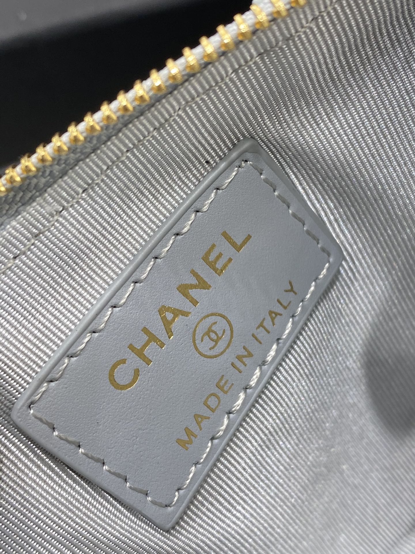 新款Chanel手机包 全新Logo设计 小球纹牛皮 5个卡位+一个拉链隔层+手机位 19.5*10*3