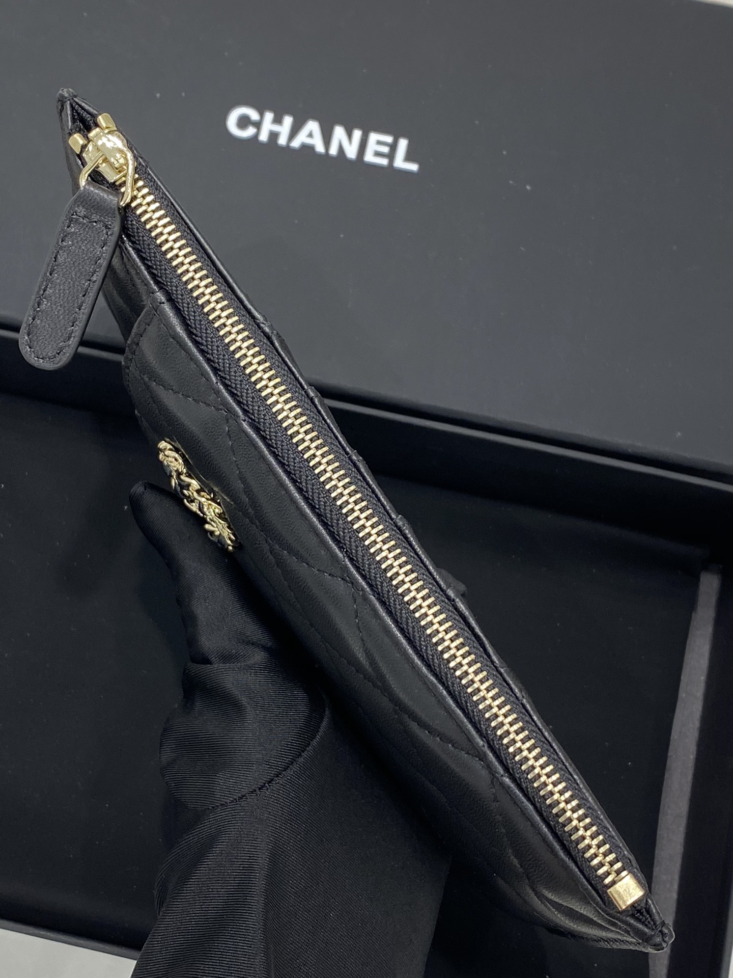 新款Chanel手机包 全新Logo设计 小羊皮 5个卡位+一个拉链隔层+手机位 19.5*10*3